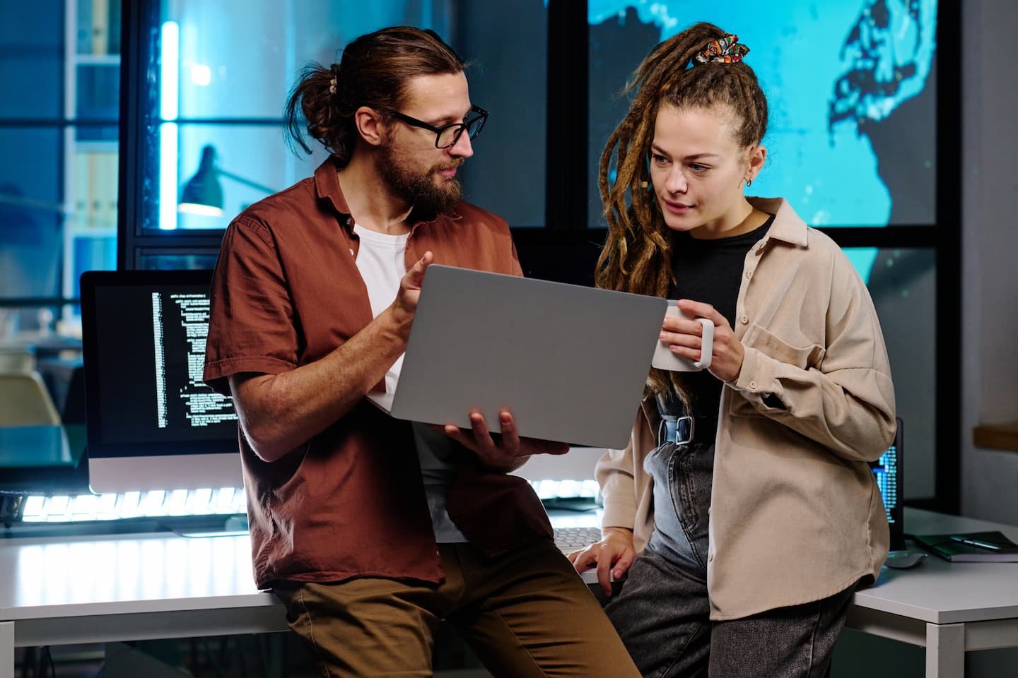 Two Young It Engineers Discussing Online Data On L X525Wgu